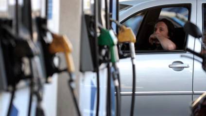 Pese al cepo al aumento, otra vez suben los combustibles